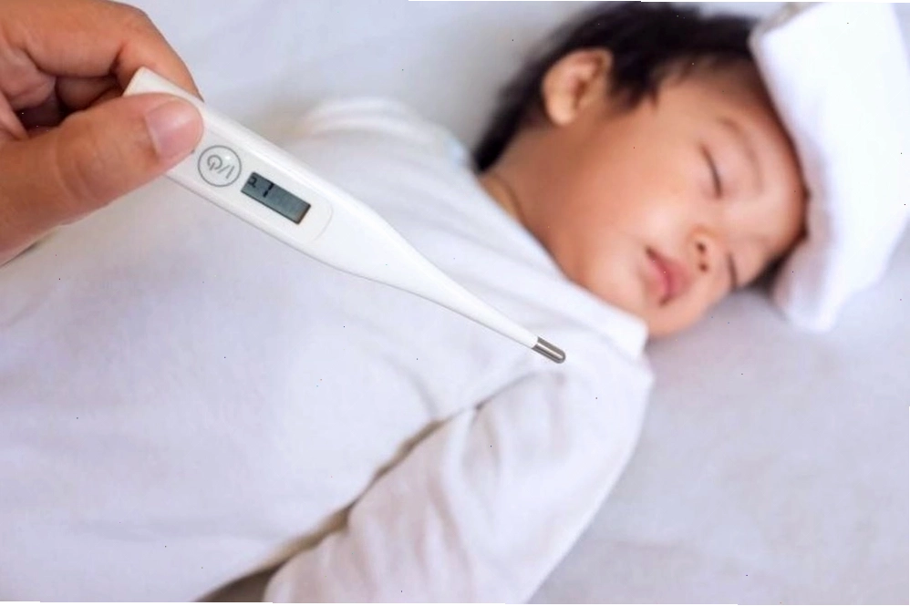 Minh họa cách chăm sóc trẻ bị sốt nhẹ sau khi tiêm chủng tại nhà