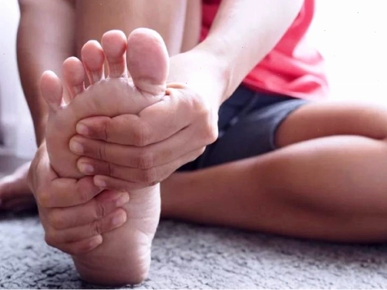 Minh họa cơ chế co thắt cơ bàn chân gây đau đớn