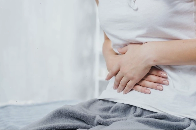 Minh họa đi ngoài ra máu và chất nhầy