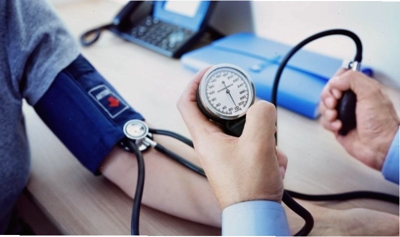 Minh họa đĩa thức ăn nhạt để kiểm soát huyết áp