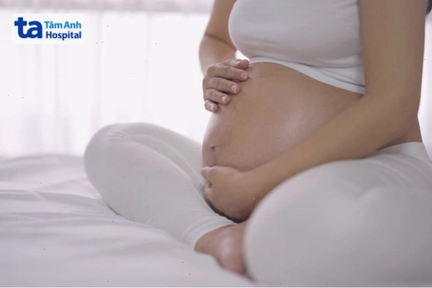 Minh họa sự hình thành dị tật tim Ebstein khi trẻ còn nằm trong bụng mẹ