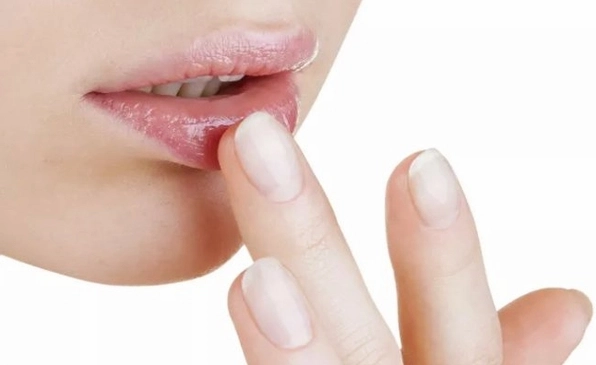Môi bị tái là bệnh gì và những dấu hiệu cảnh báo sức khỏe cần lưu ý