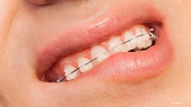 Môi giật là điềm báo gì