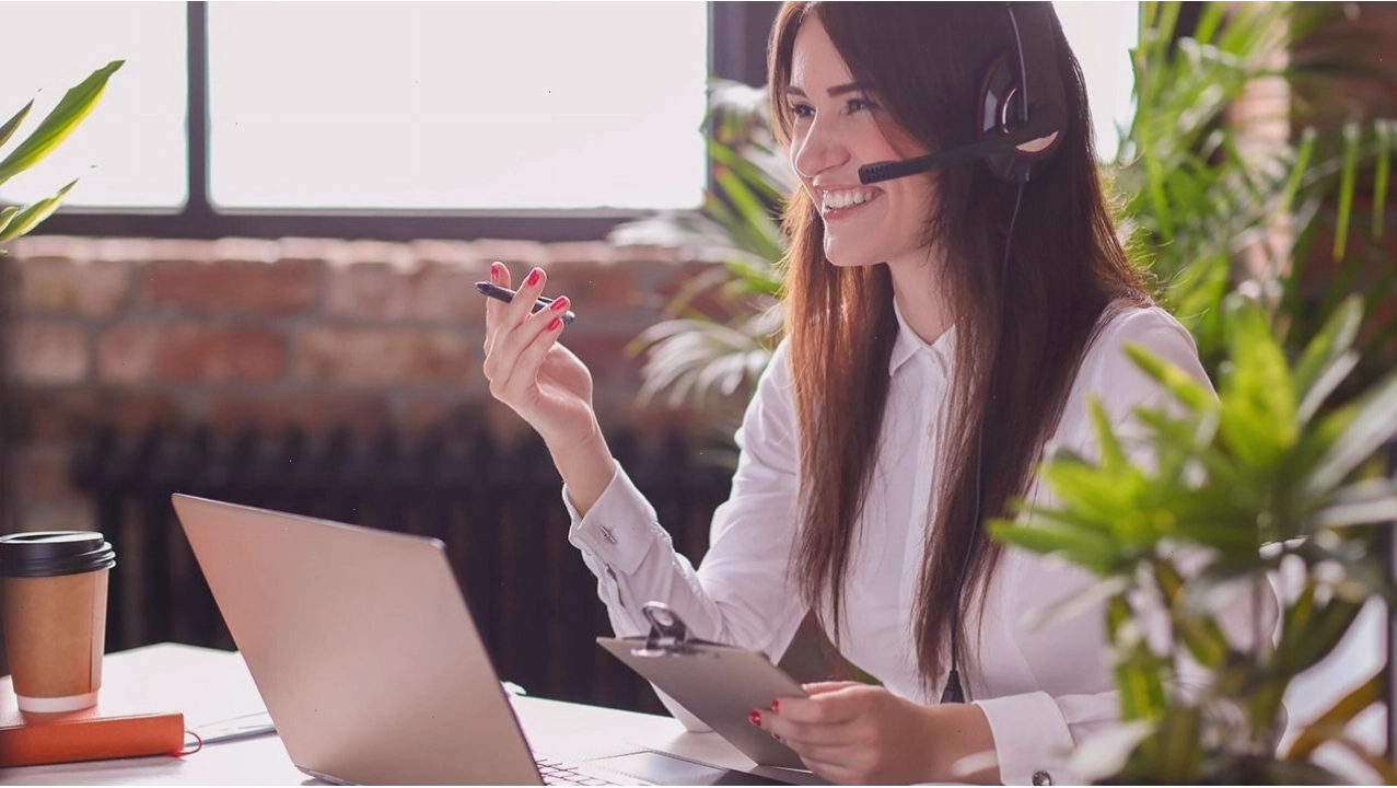 Môi trường công sở với nhiều thiết bị liên lạc