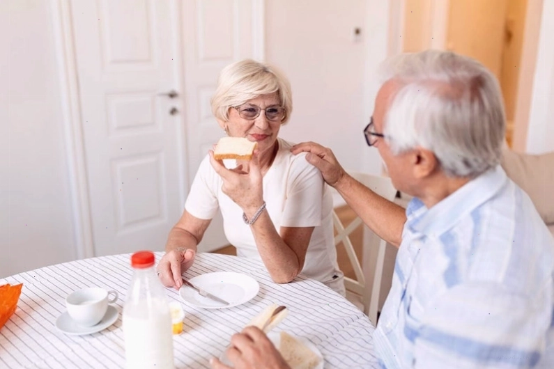 Nên chia nhỏ bữa ăn trong ngày hay vì cho người cao tuổi ăn một bữa lớn