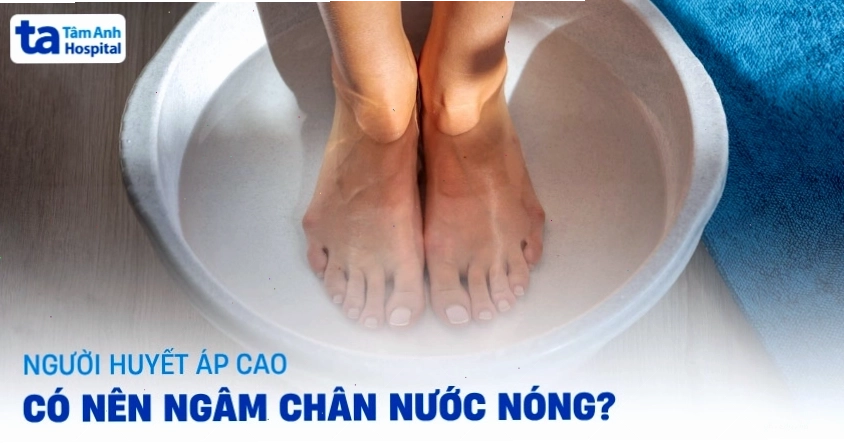 Ngâm chân giúp thư giãn và ổn định huyết áp