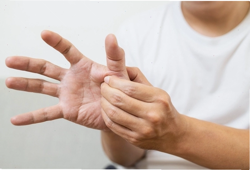 Ngón tay bị co quắp nguyên nhân điều trị