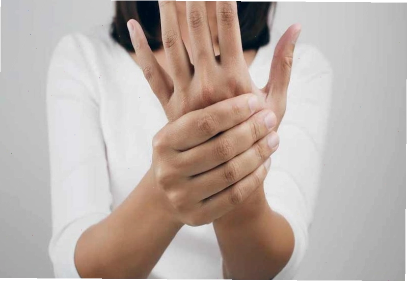 Người bệnh bị tê bì tay chân