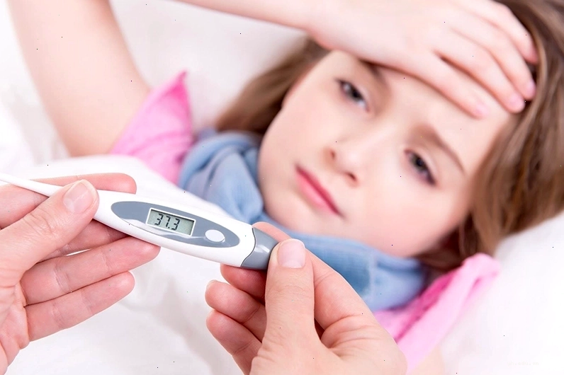 Người bệnh có thể bị sốt nhẹ khi nhiễm bệnh