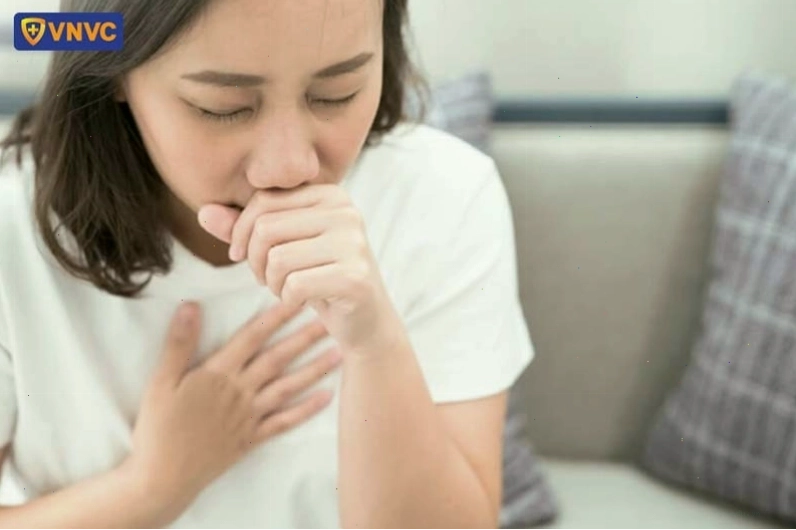 Người bệnh đang điều trị cúm trong môi trường y tế chuyên nghiệp