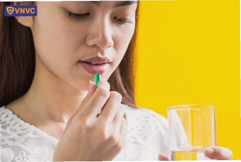 Người bệnh đang uống thuốc điều trị theo hướng dẫn bác sĩ