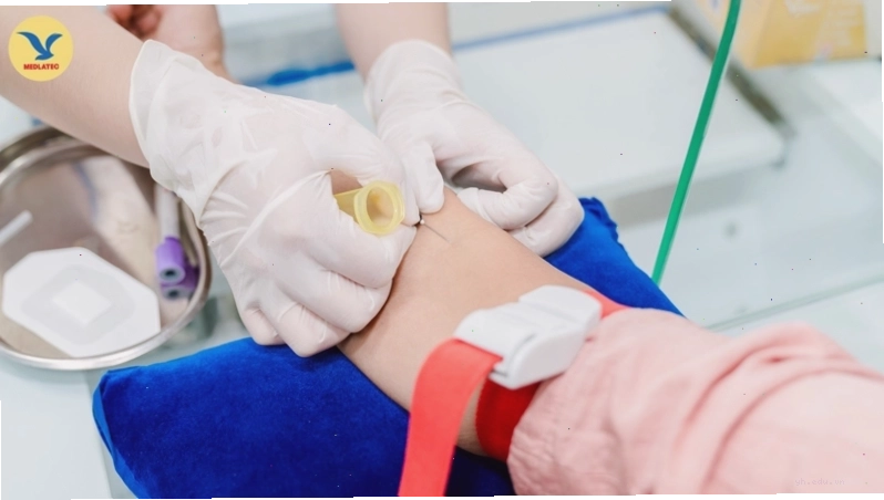 Người bệnh trong quá trình lấy máu xét nghiệm chức năng gan tìm nguyên nhân gây đắng miệng
