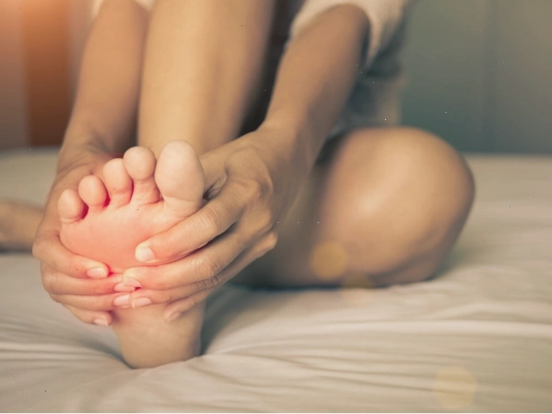 Người bệnh xoa bóp bàn chân