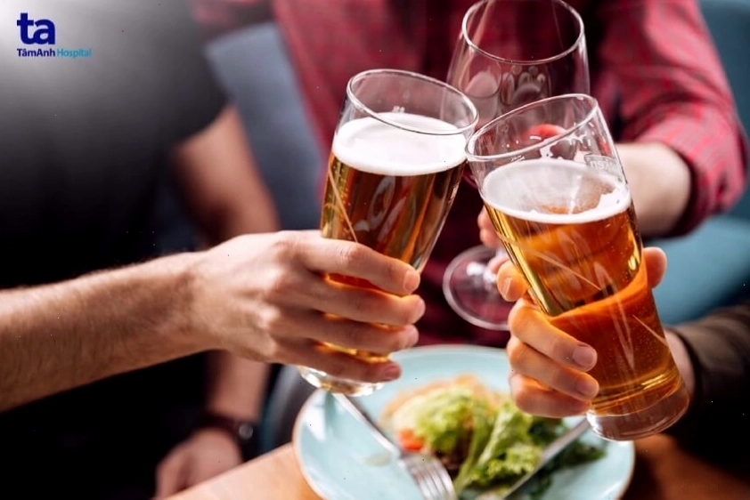 Người bị chóng mặt nên hạn chế rượu bia