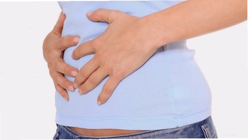 Người bị đầy bụng xì hơi thường cảm thấy khó chịu vùng bụng