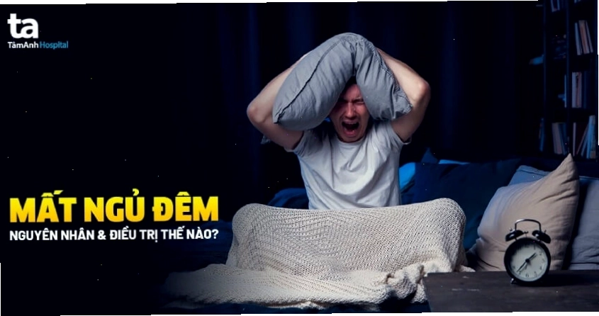 Người bị mất ngủ về đêm trằn trọc trên giường