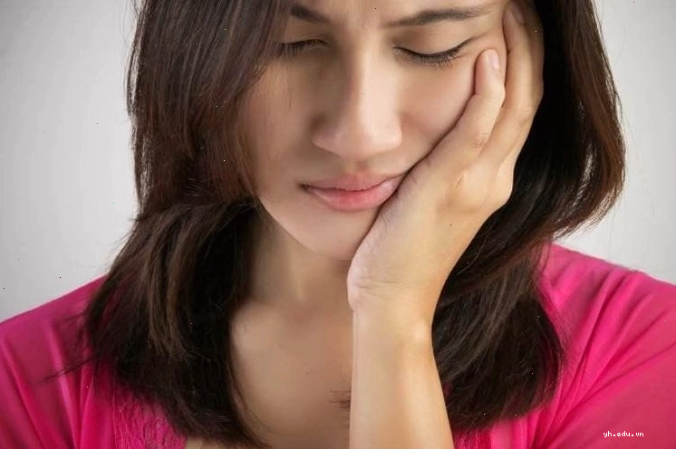 Người bị nghiến răng khi ngủ thường kèm theo triệu chứng đau nhức vùng mặt và cơ hàm