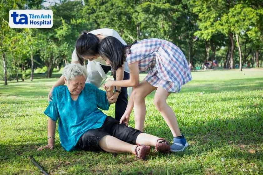 Người cao tuổi bị sa sút trí tuệ đối mặt với nhiều khó khăn