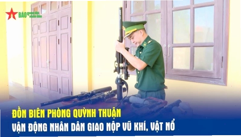 Người dân giao nộp vũ khí