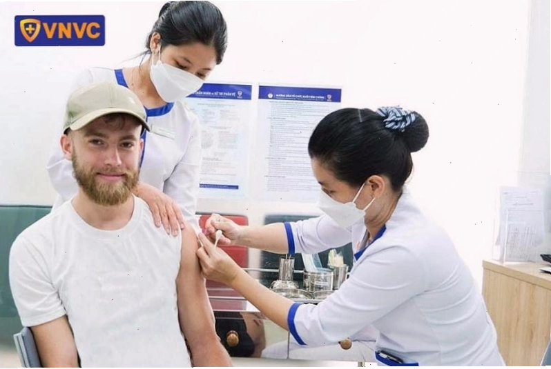 Người đàn ông được tiêm vắc xin phòng bệnh