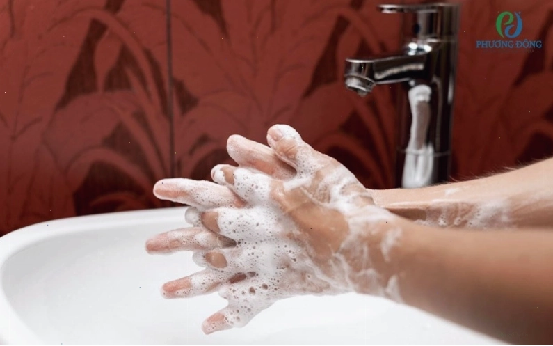 Người dân rửa tay bằng xà phòng để phòng bệnh