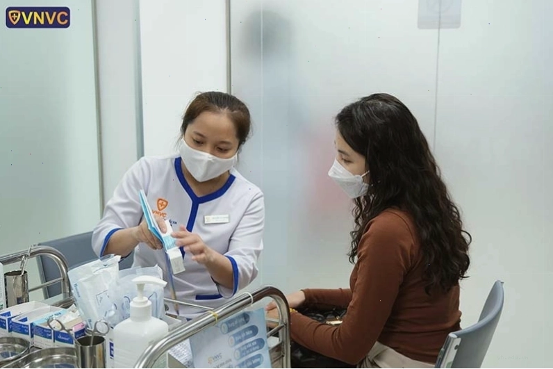 Người dân tham gia tiêm phòng HPV