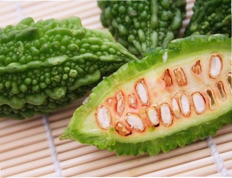 Người đang thưởng thức mướp đắng để tăng cường hệ miễn dịch