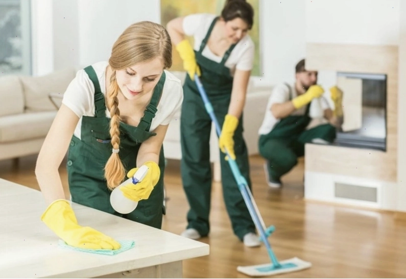 Người lao động làm công việc lau dọn có nguy cơ bị chàm cao