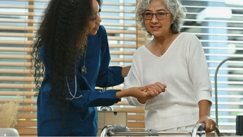 Người lớn tuổi có nguy cơ cao bị tê bì nửa người