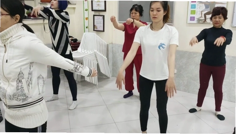 Người phụ nữ tập luyện buổi sáng