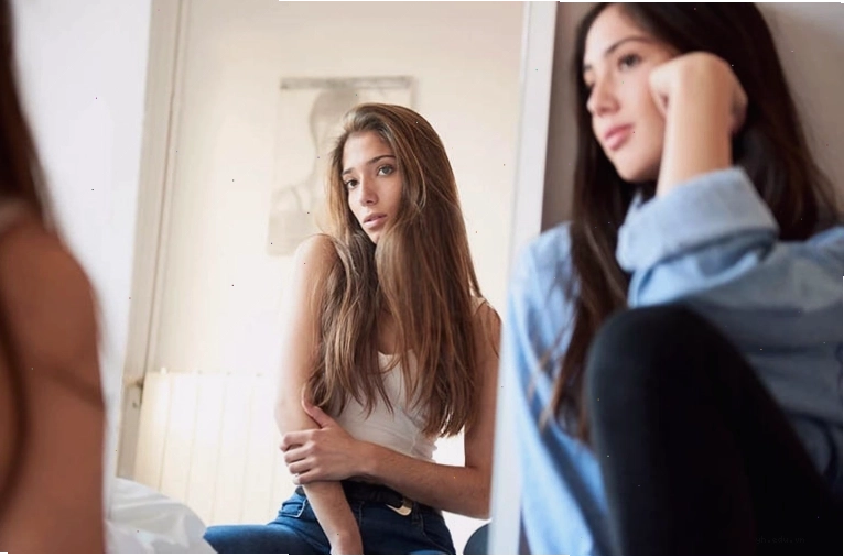 Người tự khen mình đẹp trai quá mức trước gương