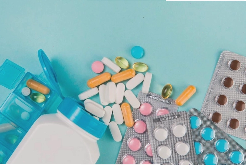 Nhiều loại thuốc có thể gây tác dụng phụ khiến phân chuyển xanh