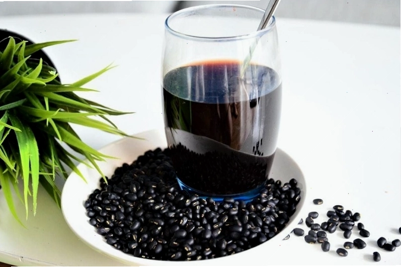 Nước đậu đen nguyên chất được pha chế tại nhà giúp thanh nhiệt