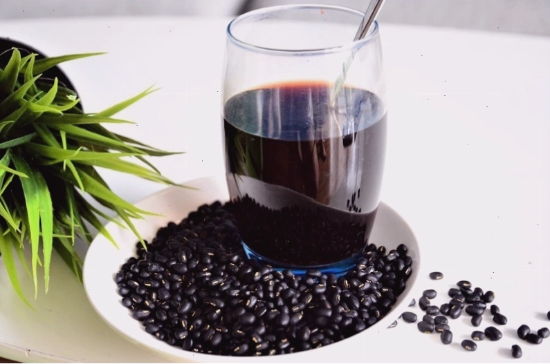 Nước đậu đen xanh lòng làm chắc cơ xương