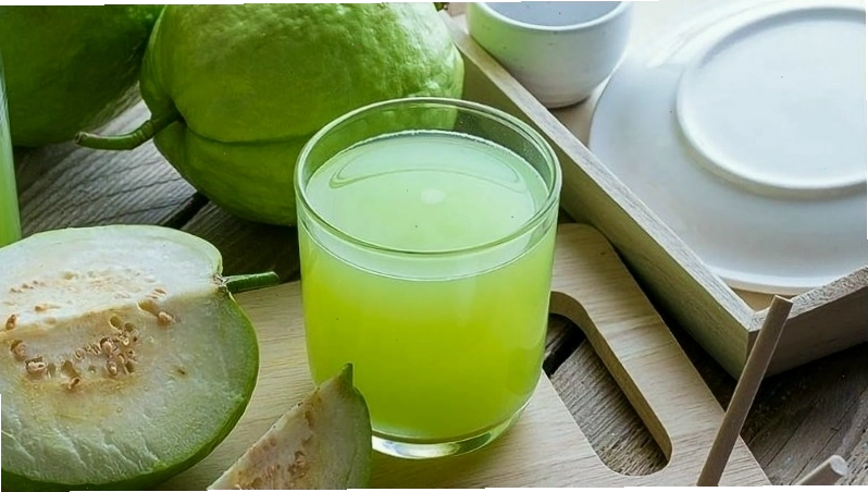 Ổi là loại trái cây nhiệt đới với hương vị ngọt thanh và mùi thơm đặc trưng