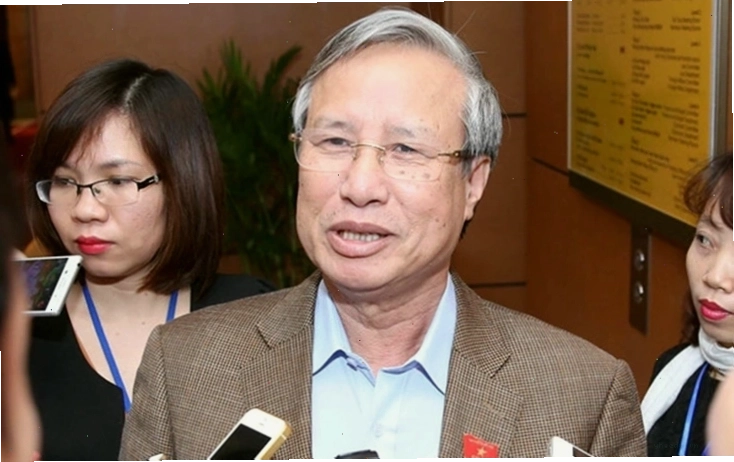Ông Trần Quốc Vượng trong công việc