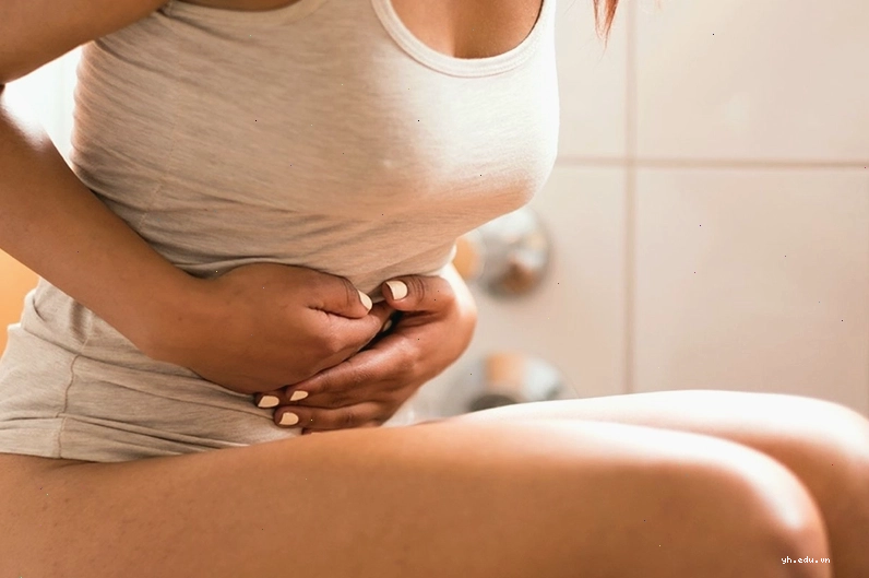 Phân cứng do táo bón là nguyên nhân phổ biến gây áp lực lên hậu môn