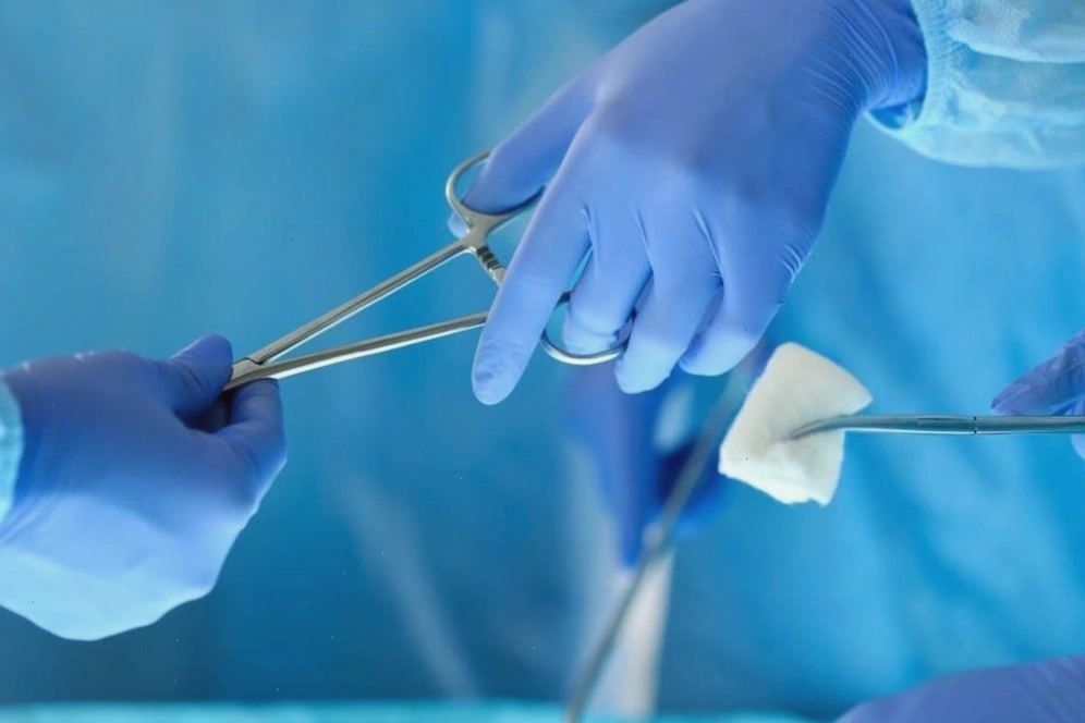 Phẫu thuật tái thông mạch máu là biện pháp cần thiết trong trường hợp nặng