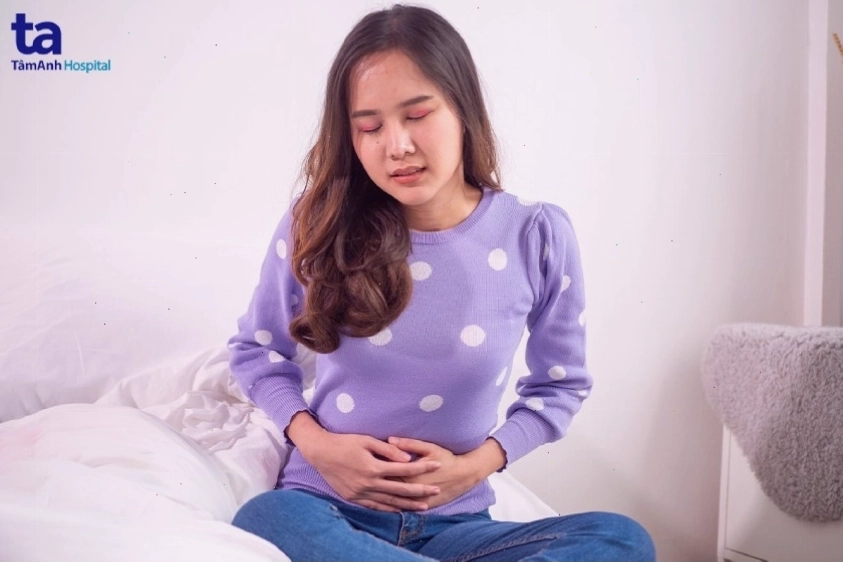 Phụ nữ bị đau bụng kéo dài trong kỳ kinh
