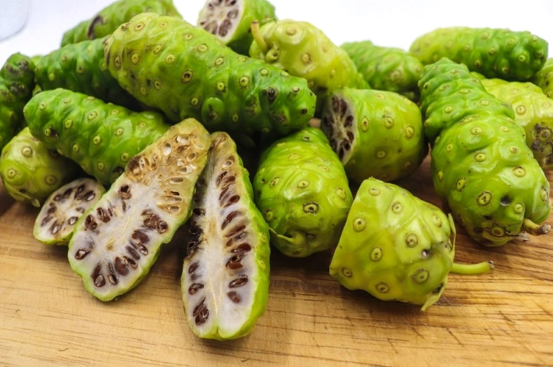 Quả nhàu có tác dụng chữa bệnh gì và những lưu ý khoa học