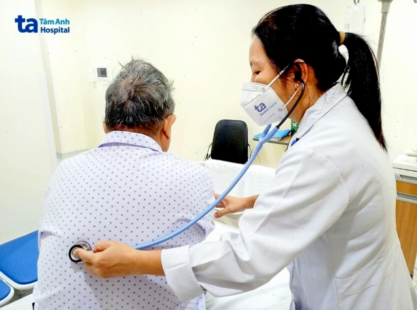 Quá trình thăm khám chuyên sâu cho bệnh nhân bị tê yếu tay chân