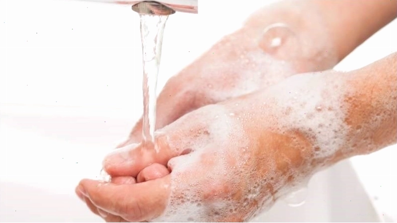 Rửa tay bằng xà phòng trong ít nhất 20 giây giúp phòng ngừa nhiễm trùng da