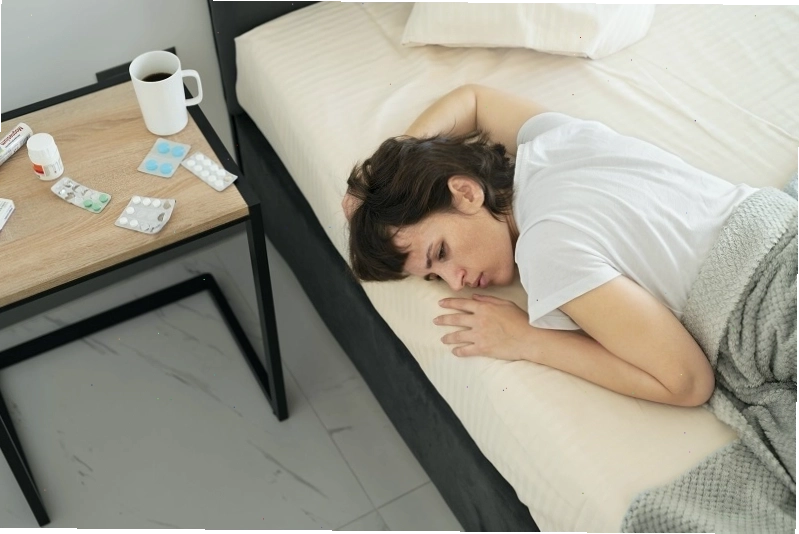Sau ốm cơ thể cần thời gian để phục hồi nên có thể xuất hiện tình trạng người lúc nóng lúc lạnh mệt mỏi