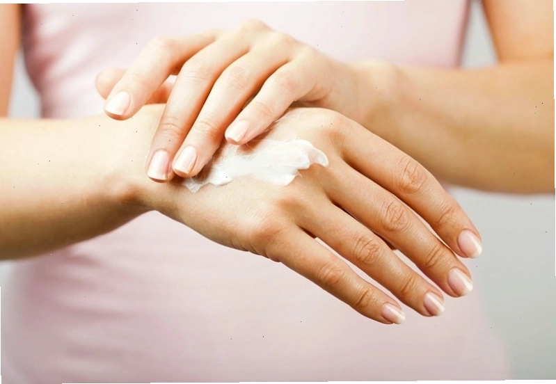 Sử dụng kem dưỡng ẩm cho da tay