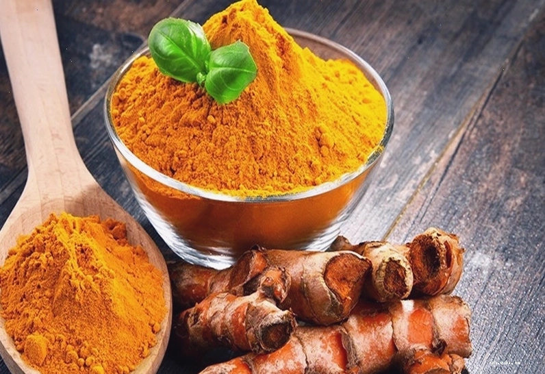 Sử dụng nghệ tươi hỗ trợ làm mềm và lành vết chai chân