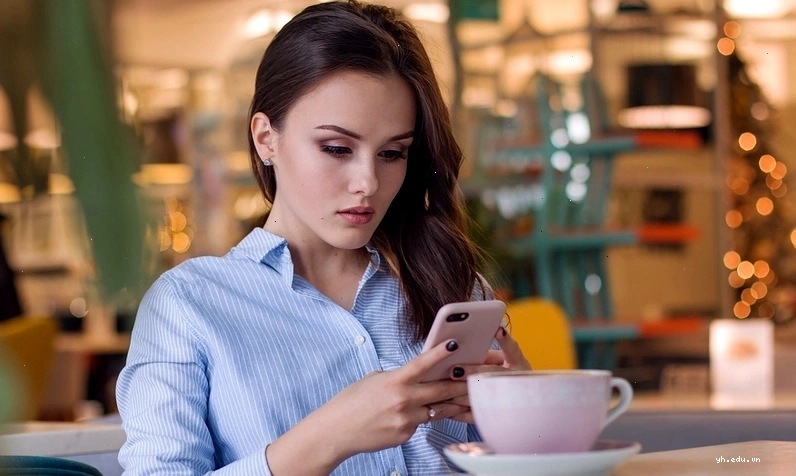 Sử dụng thiết bị điện tử thường xuyên là những nguyên nhân phổ biến nhất gây ra tình trạng cổ rùa