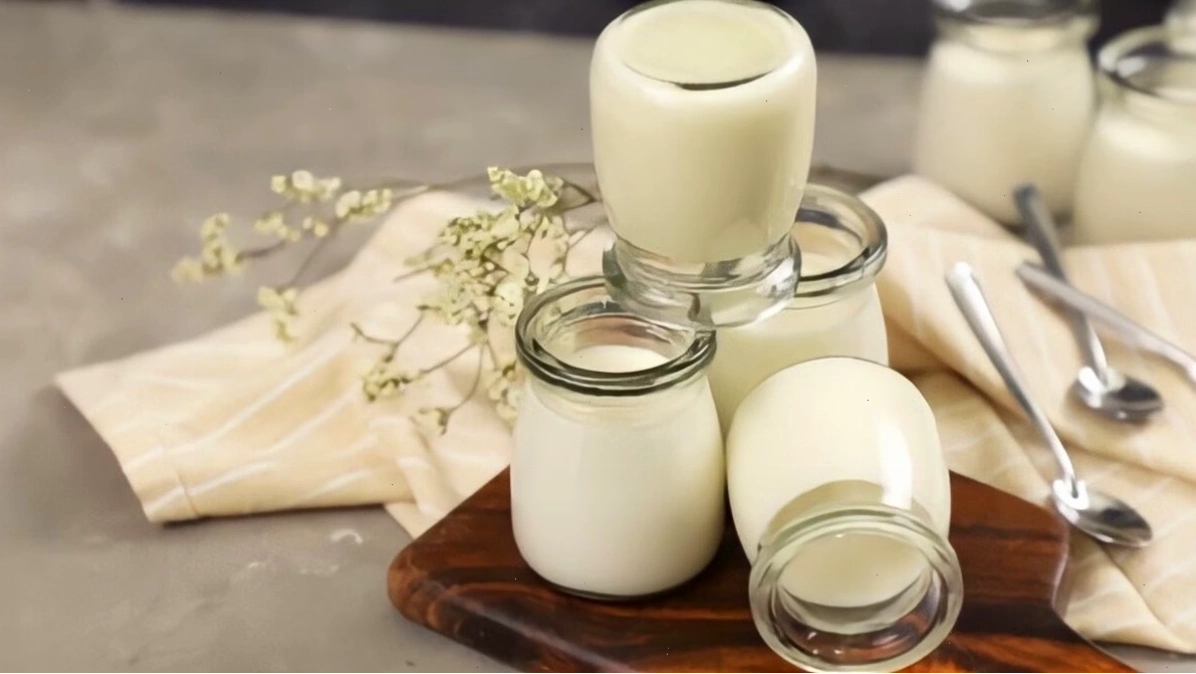 Sữa chua là một sản phẩm từ sữa được tạo thành bởi quá trình lên men tự nhiên