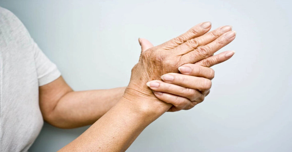 Tay chân hay bị run là bệnh gì và những dấu hiệu bạn không nên bỏ qua