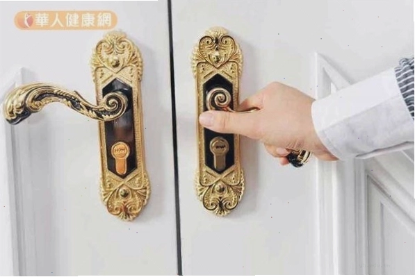 Tay nắm cửa kim loại nơi thường xảy ra hiện tượng tĩnh điện