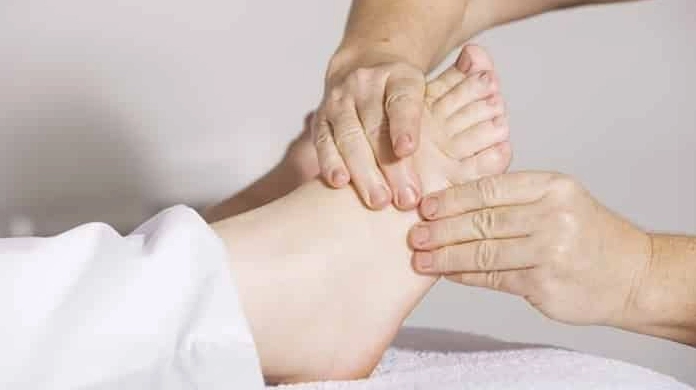 Tê bì chân trái là bệnh gì và những dấu hiệu cảnh báo sức khỏe quan trọng